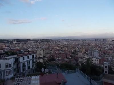 appartamento ubicato in Napoli, Via Girolamo Santacroce 25, IV piano, composto da saletta d’ingresso e corridoio di disimpegno, cucina, ampio soggiorno, tre camere da letto e due bagni; completano la consistenza cinque balconi di cui quattro parzialmente panoramici sulla città