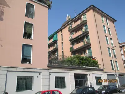 Unità immobiliare  consistente in un appartamento ad uso abitazione  posto al piano terra, avente accesso diretto dal cortile comune composto da un locale oltre servizi, parzialmente soppalcato, con annesso un locale con servizio al piano cantinato collegato al piano sovrastante  attraverso una scala interna.