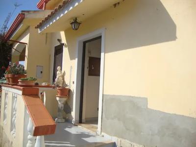 Fabbricato ad uso residenziale (Cat A/7). L’unità immobiliare è censita al...