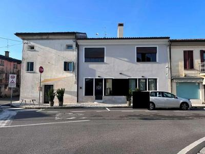 Unità immobiliari in parte adibite a ristorante ed in parte ad abitazione. Il ristorante è disposto al piano terra (ingresso, sala ristorante, cucina, dispensa, altre due sale ristorante suddivise da un caminetto, tre w.c. con antibagno) e piano interrato (magazzino e cantina). La parte adibita a ristorante è occupata con contratto di locazione opponibile, stipulato il 24/11/2021. La parte adibita ad abitazione è occupata dall'esecutato.