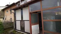 A) compendio con cortile di pertinenza così composto:=...