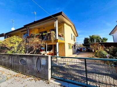 Porzione di villa bifamiliare della superficie commerciale di 157 mq, in...
