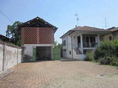 Quota di ½ della piena proprietà di abitazione semindipendente a due piani fuori terra con un appartamento di due locai oltre servizi al piano primo e locali accessori al piano terra.