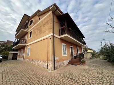Piena proprietà di un appartamento al primo piano di un edificio composto da: ingresso/salone, cucina con ripostiglio, due camere da letto e due WC e un terrazzo che interessa l’intero lato Est. Superficie: totale 139 mq, totale escluse le aree scoperte 134 mq. Disponibilità del bene: occupato dal debitore.