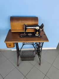 N.2 MACCHINE DA CUCIRE DI CUI 1 NECCHI E 1 SINGER LOTTO 12