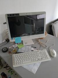 Mobili vari da ufficio, computer, divani, letto...