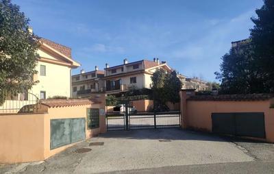 Appartamento con corte esclusiva ad uso giardino e locale garage.