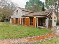 Edificio adibito ad attività ricettiva agrituristica con...