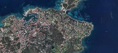 Intera proprietà - Casa di civile abitazione sita in Comune di Olbia, loc. Porto Rotondo, via Punta Lada 22, Fg. 2 mapp. 204 sub. 25.Composta da 2 camere da letto, 2 bagni, soggiorno, cucina, disimpegno, veranda coperta, giardino condominiale, piscina condominiale. Superficie commerciale 85.00 mq.
