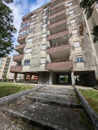 IL LOTTO OGGETTO DELLA PRESENTE CTU E' COSTITUITO DA UN'UNITA' IMMOBILIARE RESIDENZIALE POSTA AL PIANO SECONDO DI UN FABBRICATO PER CIVILE ABITAZIONE SITUATO NEL COMUNE DI PONTECORVO (FR) IN VIA GRAMSCI N.12. L'UNITA' SI PRESENTA IN CONDIZIONI DI MANUTENZIONE SCARSE. 
