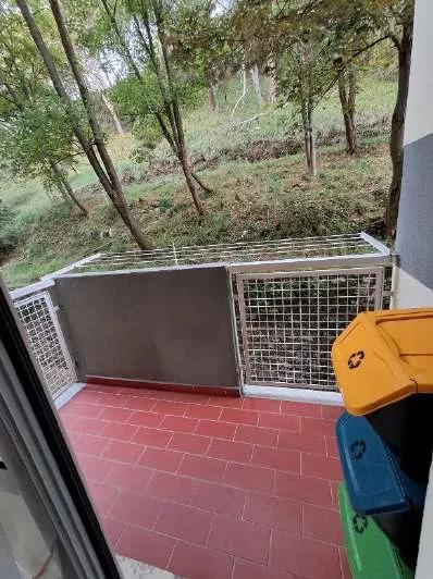 Appartamento in via Lamberto Loria 261 interno 4 - Genova – municipio bassa val Bisagno, composto da ingresso, cucina, due camere, soggiorno/pranzo, bagno, ripostiglio e annesse balconate. Caratteristiche della zona: semicentrale del comprensorio comunale, a breve distanza dal centro dello stesso, nell’ambito di una zona a prevalente indirizzo residenziale, poco servita da attività commerciali e servizi di primaria necessità, sufficientemente servita da trasporto pubblico, con insufficienti parcheggi.
