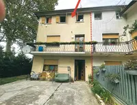 Porzione di fabbricato d'abitazione con due garage in...