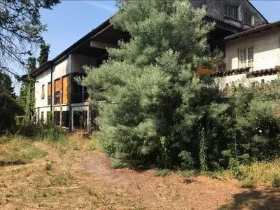 La piena ed intera proprietà di un edificio nel seguente stato di fatto: corpo di fabbrica composto da tre porzioni a differente destinazione d’uso (abitazione, ufficio e laboratorio)
