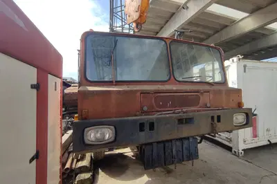 Gru gommata con escavatore, con treno di 12 gomme modello HC - 108B arancione