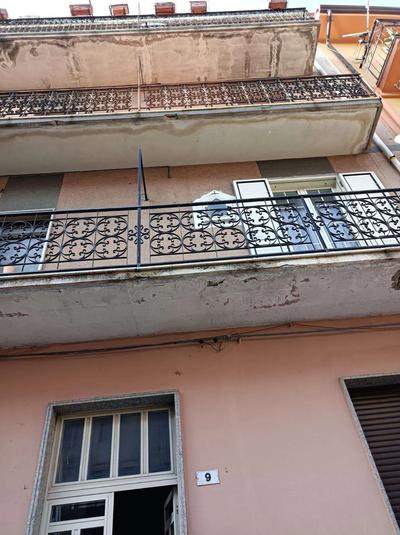 1/1 di appartamento al P2 composto di 2 vani ed accessori. Trattasi di una casetta di vecchia e rustica costruzione,, costruito prima dell’1.09.1967; conforme catastalmente. Il fabbricato ha struttura in cemento armato, solai in laterizio e travetti prefabbricati, muratura di tamponamento a camera d’aria, muri divisori in laterizi forati e pavimentazione in mattonelle di graniglia. Occupato dal debitore.