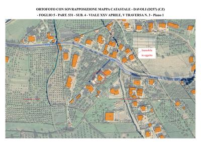 Diritti di piena proprietà per la quota di 3/4 e di nuda proprietà per la quota di 1/4, nonché diritto di usufrutto per la quota di 1/4, sull’unità abitativa posta al piano primo,, categoria A/2, classe 1, cons. 6 vani, sup. totale 113 mq, rendita catastale € 371,85; composta da soggiorno, cucina, bagno, disimpegno, ripostiglio, lavanderia, due camere da letto e tre balconi, accesso da corte comune esterna e vano scala comune; sup. utile complessiva circa 84,78 mq, sup. commerciale 112 mq.