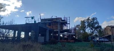 In Comune di Cortona (AR), loc. San Lorenzo di Cortona – zona Case Sparse di Montecchio: fabbricato allo stato grezzo con destinazione d’uso residenziale, su due piani fuori terra ed uno interrato, attualmente definito essenzialmente dal solo “scheletro” strutturale, oltre a pertinente resede che circonda il fabbricato su tutti i lati. E’ compreso nel detto “Lotto Unico” un adiacente appezzamento di terreno agricolo della superficie di circa mq. 4.900.