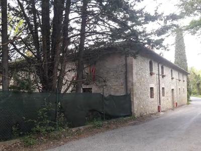 COMPENDIO IMMOBILIARE A DESTINAZIONE TURISTICO RICETTIVA DENOMINATO “CASTELLO DELL’OSCANO” sito a Perugia in Località Cenerente in Via della Forcella n. 37 ed è composto da: il “CASTELLO DELL’OSCANO” , la “SALA DEI DUELLI”, la “CASA DEL GIARDINIERE” ,la CABINA ELETTRICA, TERRENI AGRICOLI, oltre a FABBRICATO DESTINATO A COUNTRY HOUSE denominato “Villa Ada” e un fabbricato secondario destinato a magazzino e PISCINA.
