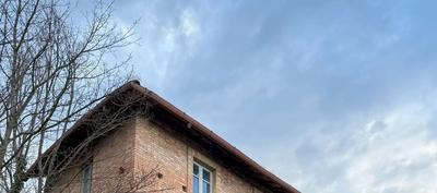Casale colonico unifamiliare, situato nella frazione Gabbiano e Censito, nel Comune di Civitella del Tronto (TE). Si sviluppa su tre piani ed è realizzato in pietra, inserito in un contesto collinare-montano.