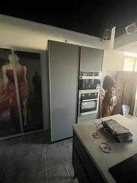 arredi in esposizione, comprendenti cucine complete di elettrodomestici, tavoli e sedie in diversi materiali e finiture, vetrine espositive, mobili contenitori, complementi d’arredo vari per abitazioni private 