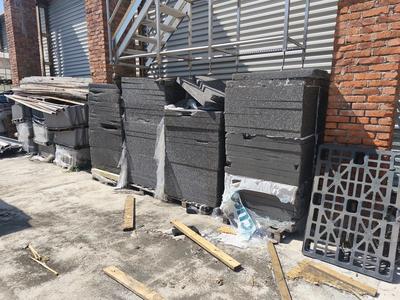 Lotto n. 1 - Materiale edile costituito da bancali di supporti in alluminio, bancali di una fila di tegole per tetti, bancali di pannelli per cappotto e bancali di listelli in legno.