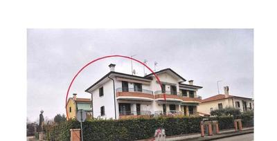 Porzione di trifamiliare cielo-terra, unità di testa, di circa 141,16 mq con garage di 8,97 mq e scoperto esclusivo di 16,30 mq. Su tre livelli con giardino indipendente composta da zona giorno al p.1, soggiorno con terrazzo, cucina con terrazzo, bagno; al p. 2 presenti 2 camere da letto, ripostiglio, bagno con vasca idromassaggio e poggioli. Al p. terra, si trova una lavanderia, taverna con camino e un ampio vano aperto comunicante con un deposito cicli e motocicli. Venduto Libero. Atti soggetti ad IVA.