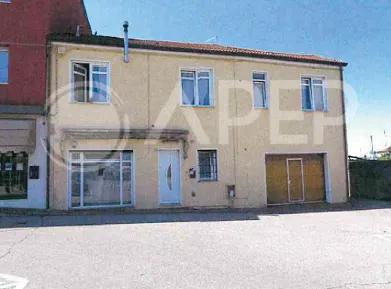 Lotto 2 - piena proprietà di porzione di fabbricato, sito in Comune di Bovolenta (PD), via Roma n. 5 e precisamente consiste in un negozio al piano terra dotato di ampia vetrina e accesso diretto dalla strada, per una superficie commerciale di mq. 53. Libero.