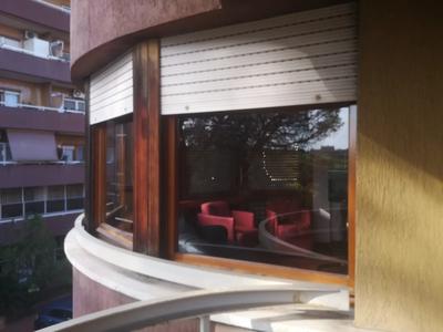 Appartamento in Roma, piano secondo, interno 11, palazzina B denominata “la Mela”, all’interno del complesso immobiliare  “Il Serpente e la Mela” sito alla Fulvio Tomassucci n. 20 - quartiere Torrino . Complesso residenziale con piscine, campi da tennis, parcheggio condominiale e servizio di portineria.