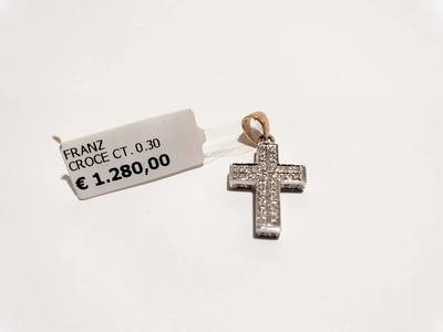 (Lotto n.1787) un ciondolo in oro bianco e giallo 18 kt a forma di croce con...