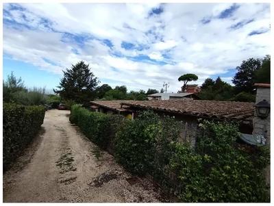 Piena proprietà di villa composta da soggiorno, cucina, disimpegno, camera,...
