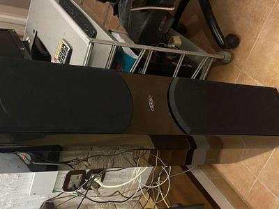 Mobilio, attrezzatura da palestra e home-gym tra cui, tapis roulant, steps, stazione multifunzione, panca e cyclette, elettrodomestici e dispositivi informatici quali PC, tastiera, stampante, TV, Playstaion, impianto stereo,