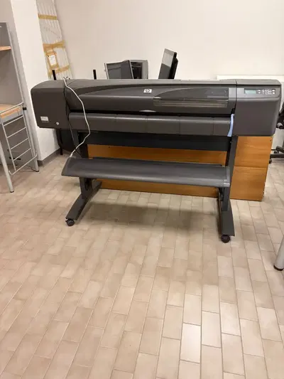 1 PLOTTER HP DESIGNJET P800; 5 SCRIVANIE IN PARTE SMONTATE DI VARIE MISURE E...