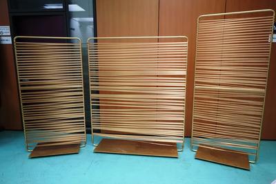 Lotto 4: n.3 separè costituiti da tubolari e basi (sp. 5 mm) in alluminio verniciato bronzo e con fascette in tessuto. (Dimensioni Cad. cm 85x163 - 140x163 - 190x85)