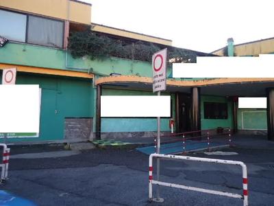 Piena e perfetta proprietà del compendio immobiliare composto di un fabbricato ad uso cinema/teatro ed un appartamento, ubicati alla via degli Atleti, e più precisamente:A)un fabbricato ad uso cinema con annessa corte esclusiva, composto di n. 9 (nove) sale di proiezione e servizi, ubicato alla via degli Atleti n. 5;B)un appartamento ad uso civile abitazione, posto al piano primo di un maggior fabbricato, con accesso dalla via degli Atleti n. 5.