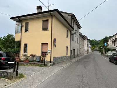 Piena proprietà di fabbricato unifamiliare con annessa area scoperta di pertinenza.
