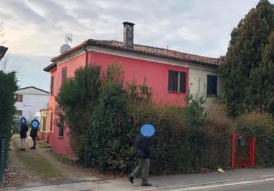 Abitazione monofamiliare al piano terra e primo, oltre ad area scoperta pertinenziale. Occupato dall’esecutato.