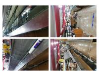 LOTTO 16: Bancone bar completo di vetrine ed accessori