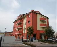 Lotto Q) Piena proprietà di negozio con posti auto, autorimessa e cantina a Novi di Modena, fraz. Rovereto, via IV Novembre.