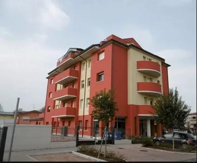 Lotto Q) Piena proprietà di negozio con posti auto, autorimessa e cantina a Novi di Modena, fraz. Rovereto, via IV Novembre.