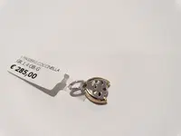 (Lotto n.1845) un ciondolo in oro giallo e bianco 18 kt...