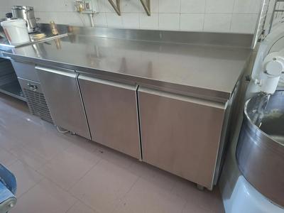 (Lotto n. 9) Banco refrigerato in acciaio inox a tre porte marca STUDIO 54,...