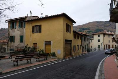 unità immobiliare ad uso negozio/bottega (già bar-pizzeria attualmente non in attività) posto al piano terreno e seminterrato di più ampio fabbricato, composto da un’ampia sala con forno al piano t...