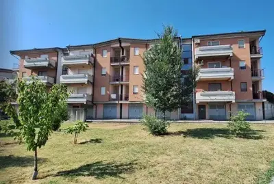 Cantina a Corridonia (MC), via Antonio da Montolmo snc. Zona semicentrale urbanizzata con abitazioni e verde pubblico. Ben collegata a Macerata e litorale turistico. Superficie commerciale di 8 mq. Vano rustico al piano sottostrada di palazzina residenziale. Condizioni buone Per maggiori informazioni visitare il portale www.quimmo.it - Codice annuncio 24121