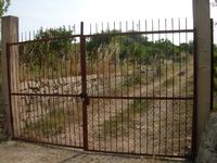 Piena proprietà dello stacco di terreno in Noto, c.da Candelaro eStafenna, della superficie catastale complessiva di Ha 1.36.80, con entrostantepozzo trivellato, dotato di regolare autorizzazione all’attingimento; distinto incatasto nel NCT del Comune di Noto al foglio 329, particella 173, qualitàagrumeto, classe 2, Ha 01.02.00, reddito dom. €. 352,95, reddito agr. €. 147,50,e particella 174, qualità agrumeto, classe 2, Ha 00.34.80, reddito dom. €.120,42, reddito agr. €. 50,32