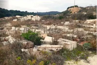 Terreno agricolo ad Orosei (NU), località Canale Longu-Oroe snc. Periferia rurale ben collegata al paese e al mare. Ai margini di cave di marmo. Superficie catastale di 14312 mq. Area di forma irregolare non recintata e sfruttata a deposito a cielo aperto. Presente fabbricato abusivo (50 mq). Condizioni discrete Per maggiori informazioni visitare il portale www.quimmo.it - Codice annuncio 24108