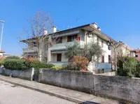 Unità abitativa al piano rialzato, inserita in una...