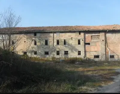 Lotto 5) Piena ed esclusiva proprietà di complesso immobiliare costituito da quattro fabbricati in corpi separati già adibiti a porcilaie attualmente in stato di abbandono ad Albinea (RE), via Vendina n.2/3.