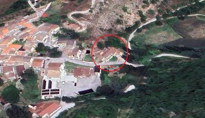 Appartamento (part. 425/13), con annessa corte esclusiva e piccolo annesso ad uso magazzino (part. 1937), situato al primo e al secondo piano di un edificio formato da un altro appartamento al piano terra e da locali ad uso rimessa al piano seminterrato, di proprietà di terzi; l’accesso avviene da una corte (part. 1938) in comune con l’appartamento non oggetto di valutazione.