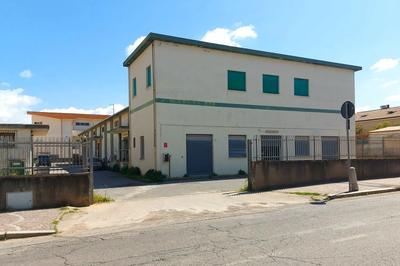 Complesso artigianale con cortile e pertinenze a Giba...