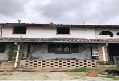 Abitazione su due livelli con area pertinenziale. L’unità immobiliare è disposta su due livelli comunicanti tra loro mediante una scala interna. Allo stato attuale è abitabile solo ed esclusivamente il piano terra mentre il primo è classificabile come sottotetto in quanto le opere di ristrutturazione che interessavano entrambi i piani non sono mai state portate a termine riguardo al piano primo.